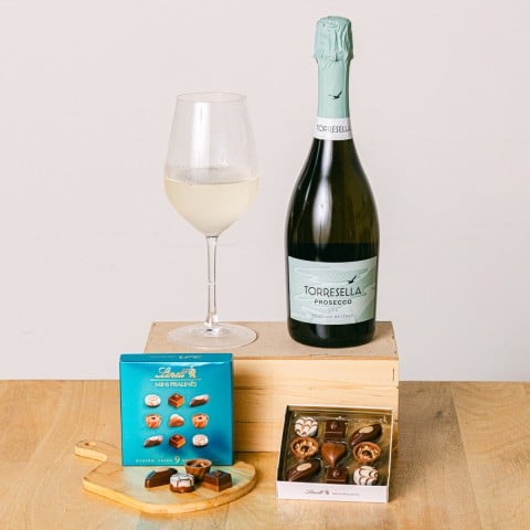 Tempting Surprise: Sparkling Wine and Mini Pralines