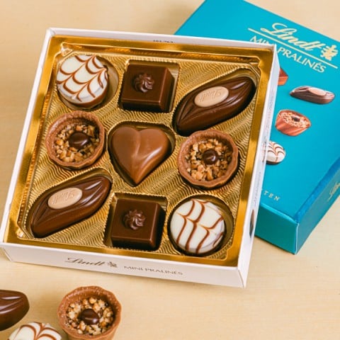 Tempting Surprise: Sparkling Wine and Mini Pralines highlight