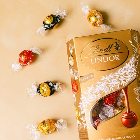 Perfect Balance: Sparkling Wine and White Wine with Mini Pralines highlight